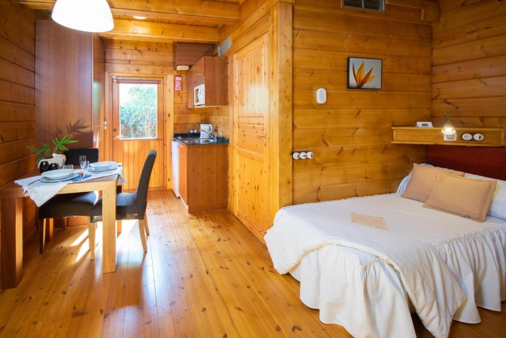 Posteľ alebo postele v izbe v ubytovaní Hotel Somlom - ECO Friendly Montseny