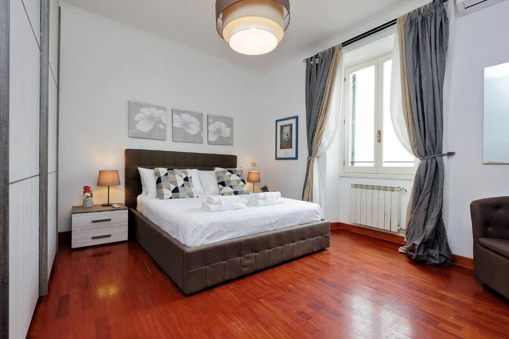 Posteľ alebo postele v izbe v ubytovaní Colosseo Sunset Apartment