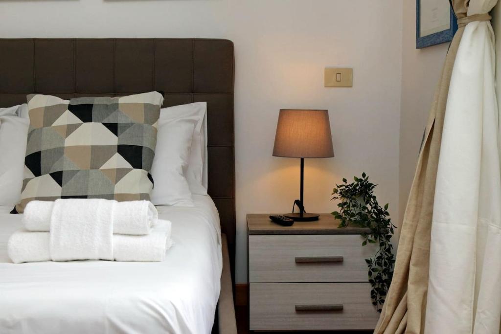 Posteľ alebo postele v izbe v ubytovaní Colosseo Sunset Apartment