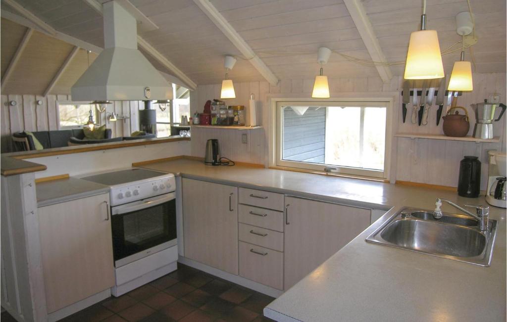 Kuchyň nebo kuchyňský kout v ubytování Holiday Home Laxtonvej Humble Denm