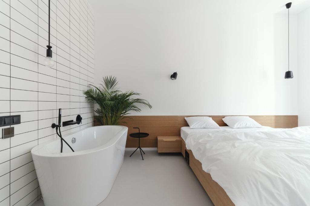 La salle de bains est pourvue d'une baignoire, d'un lit et d'une baignoire. dans l'établissement Owntown Apart Hotel, à Kiev