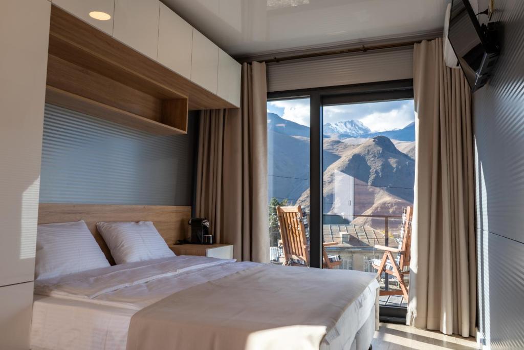 Nespecifikovaný výhled na hory nebo výhled na hory při pohledu z hotelu