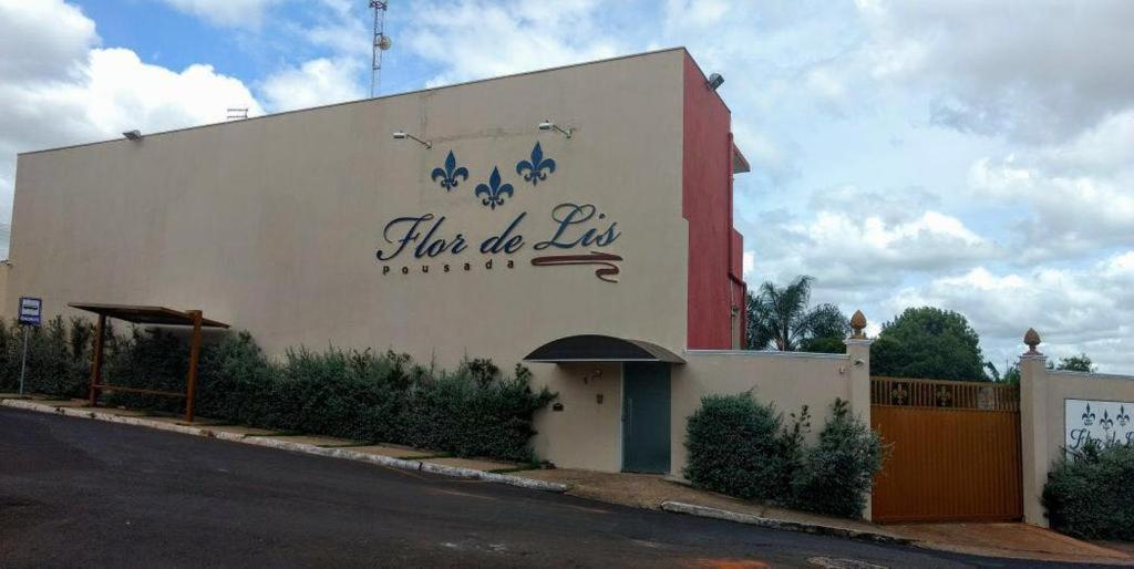 um edifício com um sinal na lateral em Pousada Flor de Lis em Olímpia