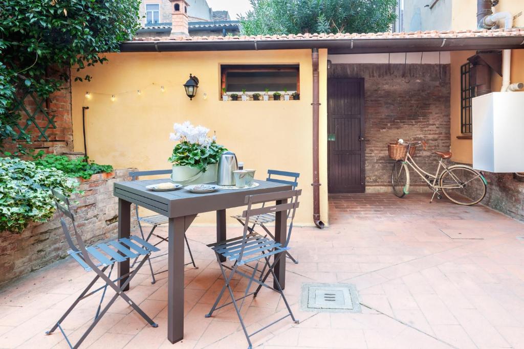 a table and two chairs in a patio at L'angolo segreto nel pieno centro di Ferrara in Ferrara