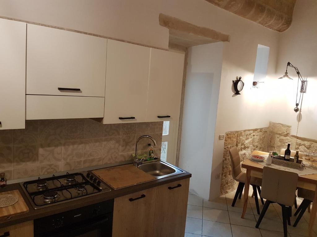 A kitchen or kitchenette at La Dimora di Clary