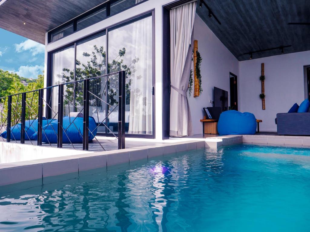 Bazén v ubytování Pahili Pool Villas Koh Tao - SHA Plus nebo v jeho okolí