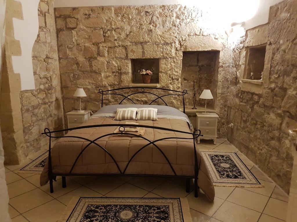 A bed or beds in a room at La Dimora di Clary