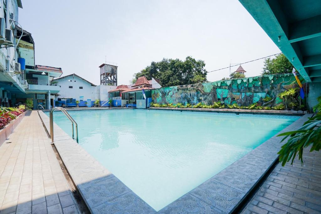 a large swimming pool with blue water at OYO 1652 Hotel Tampiarto in Probolinggo