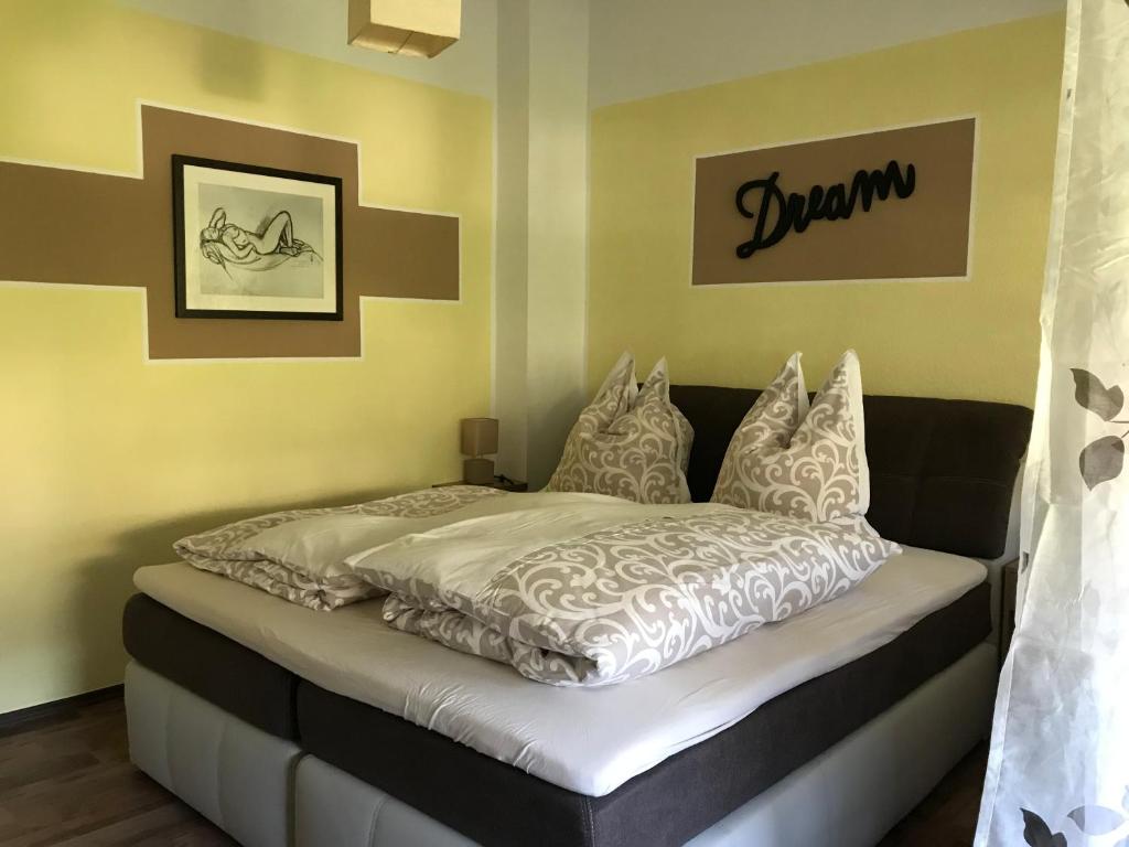 ein Bett mit Kissen darauf in einem Zimmer in der Unterkunft Moselnest in Cochem