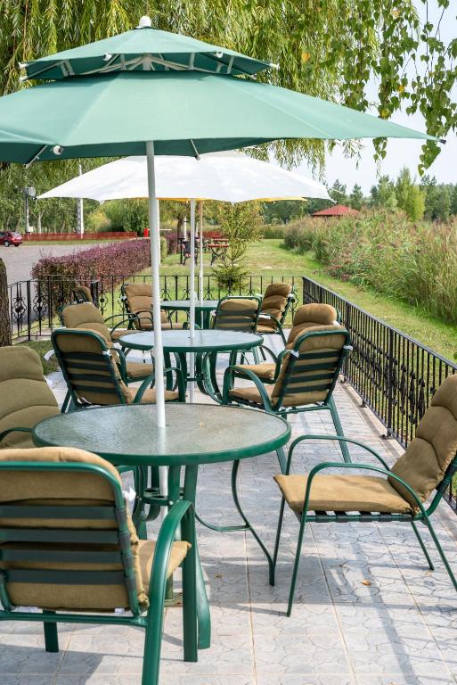 A garden outside Hotel Bíbic és Tüskevár Étterem és Horgásztó