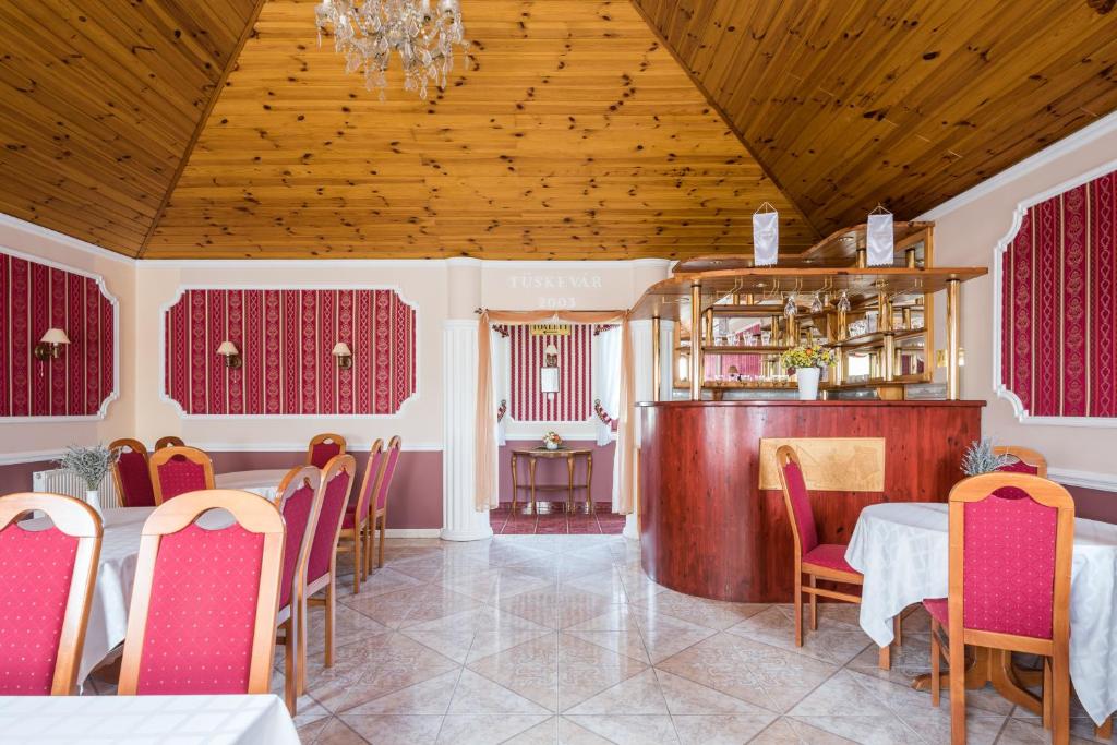 Hotel Bíbic és Tüskevár Étterem és Horgásztó - Resim 39