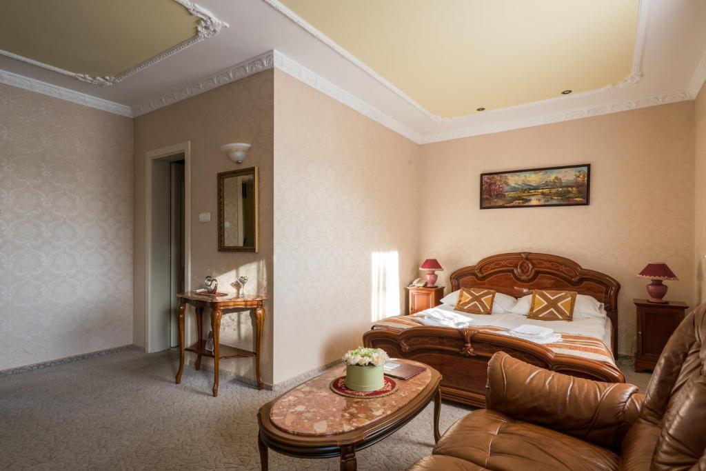A seating area at Hotel Bíbic és Tüskevár Étterem és Horgásztó