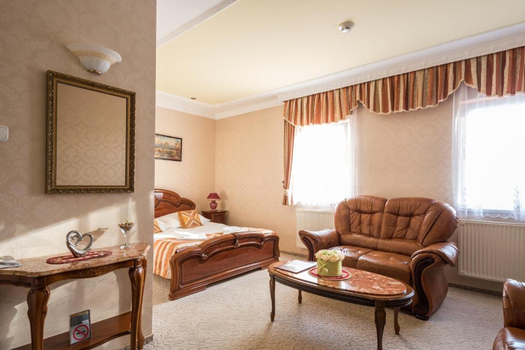 A seating area at Hotel Bíbic és Tüskevár Étterem és Horgásztó