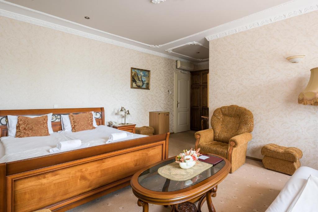 A bed or beds in a room at Hotel Bíbic és Tüskevár Étterem és Horgásztó