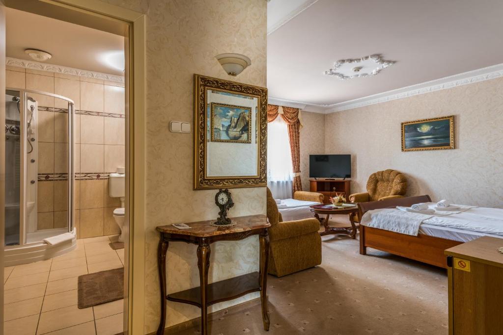 A bathroom at Hotel Bíbic és Tüskevár Étterem és Horgásztó
