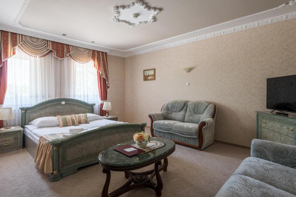 A seating area at Hotel Bíbic és Tüskevár Étterem és Horgásztó