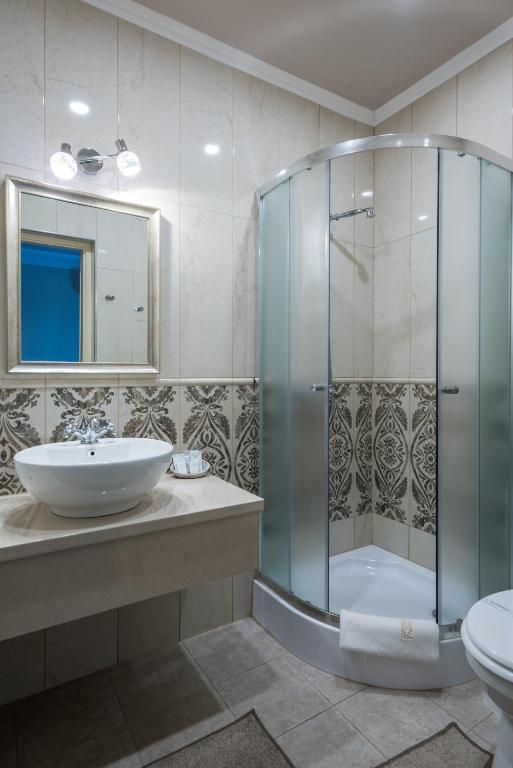 A bathroom at Hotel Bíbic és Tüskevár Étterem és Horgásztó