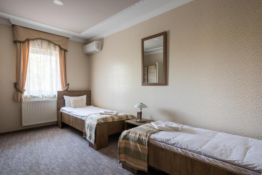 A bed or beds in a room at Hotel Bíbic és Tüskevár Étterem és Horgásztó