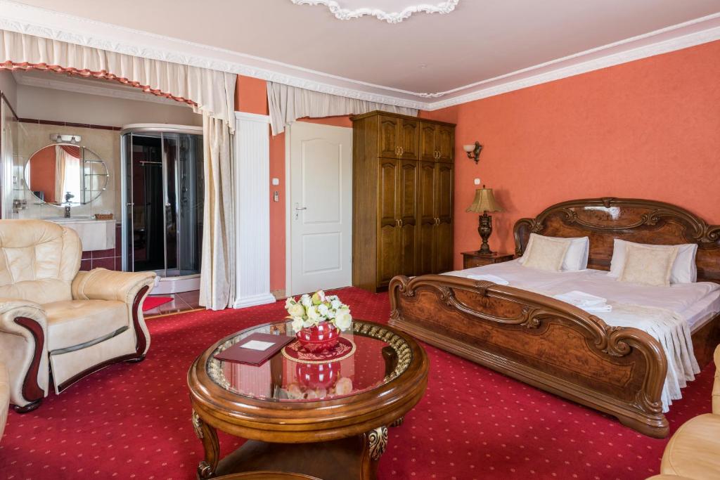 A bed or beds in a room at Hotel Bíbic és Tüskevár Étterem és Horgásztó