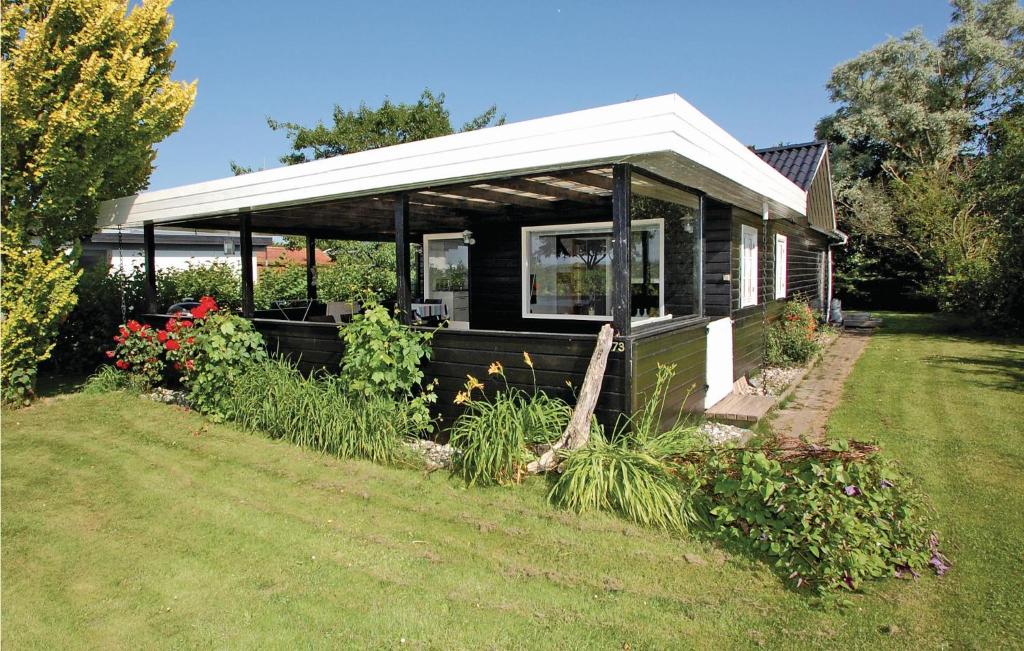 Kelstrup StrandにあるBeautiful Home In Haderslev With 3 Bedrooms And Wifiの白屋根の小黒家