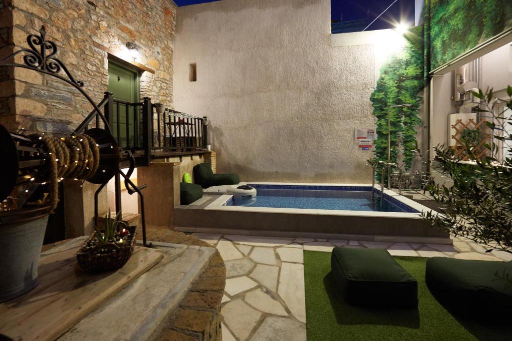 Bazén v ubytovaní Athenian Residences alebo v jeho blízkosti