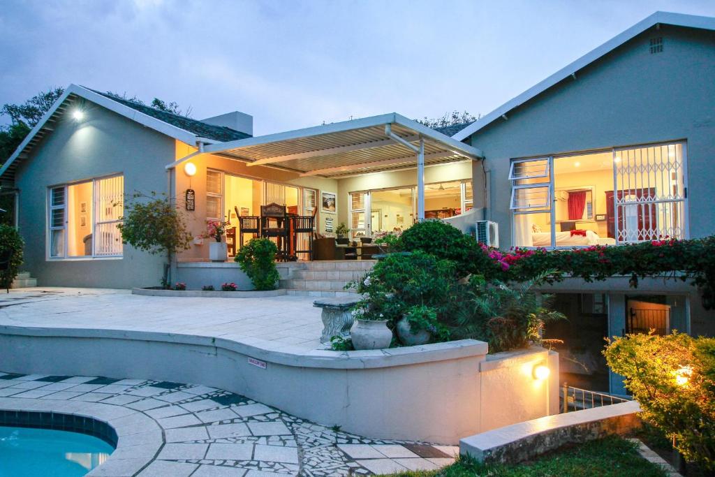 Casa con patio y piscina en Chartwell Guest House en Durban