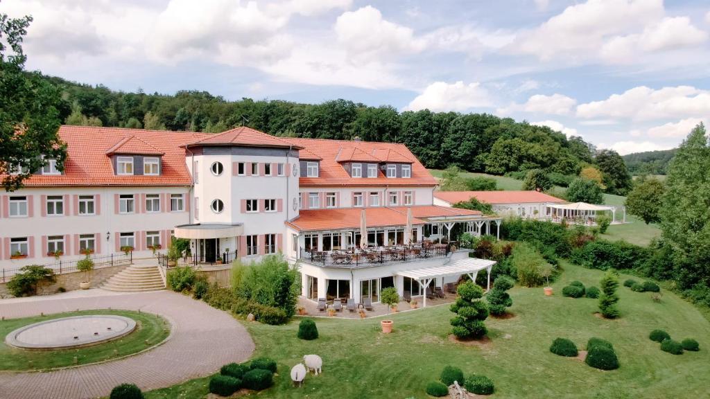 eine Luftansicht auf ein großes Gebäude mit Garten in der Unterkunft REGIOHOTEL Naturresort Ilsenburg in Ilsenburg