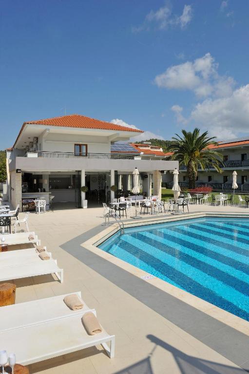 Bazén v ubytování Aristotelis Hotel nebo v jeho okolí