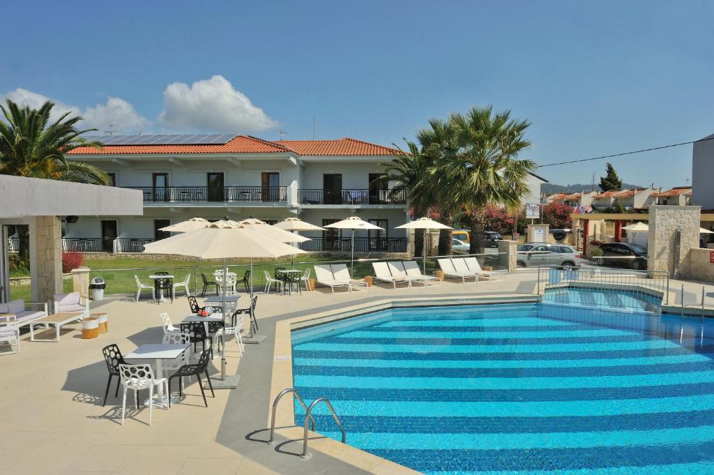 Bazén v ubytování Aristotelis Hotel nebo v jeho okolí