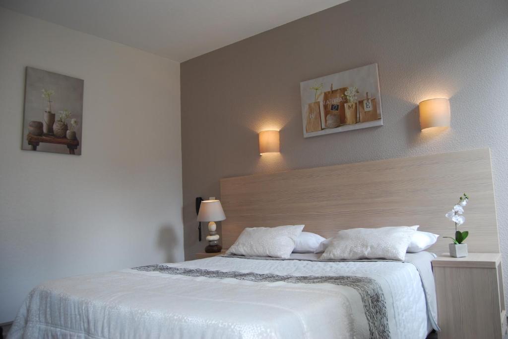 Postel nebo postele na pokoji v ubytování Logis Hôtel Restaurant du Midi - Rodez Centre