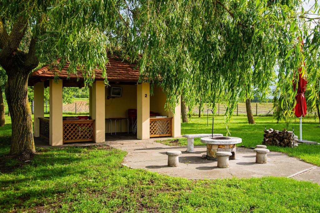 Hotel Bíbic és Tüskevár Étterem és Horgásztó - Resim 17