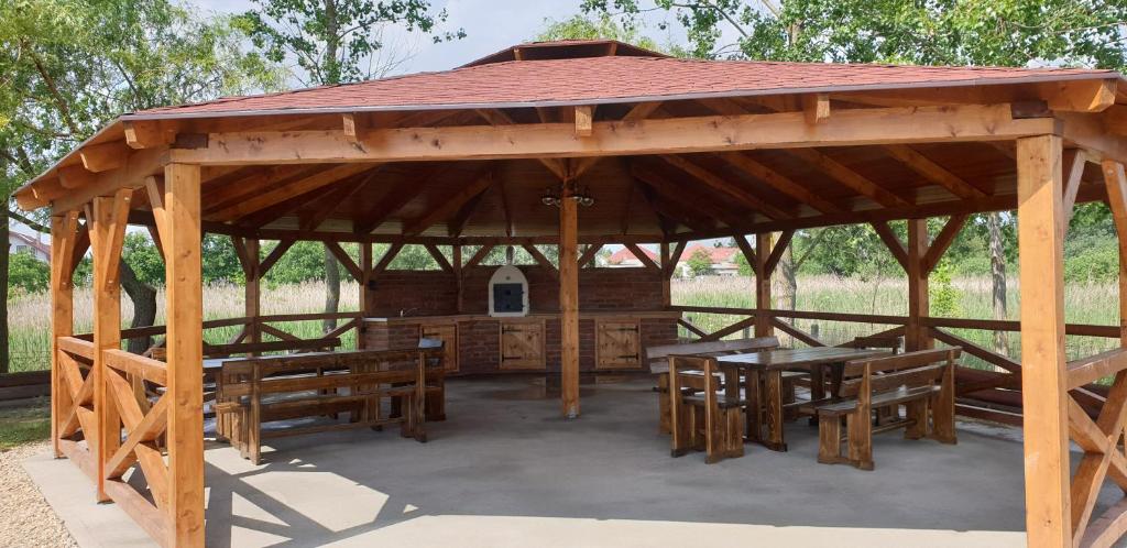 A restaurant or other place to eat at Hotel Bíbic és Tüskevár Étterem és Horgásztó