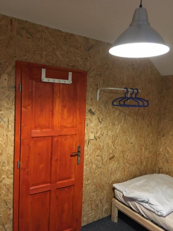 Zimmer mit einer Tür, einem Bett und einer Lampe in der Unterkunft Ubytování Na Házce 228 in Turnov