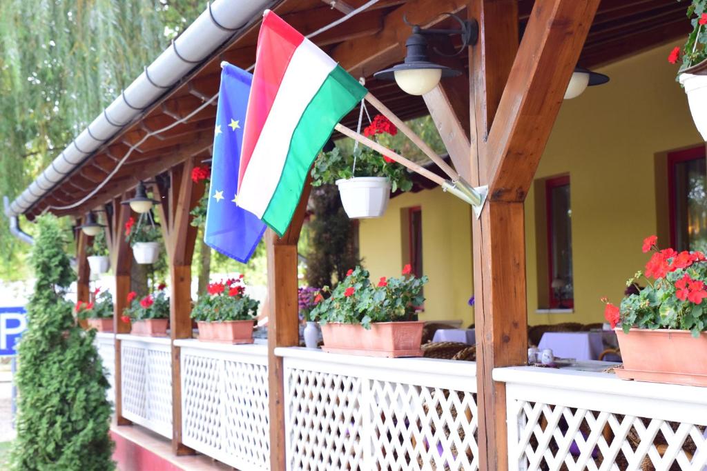 Hotel Bíbic és Tüskevár Étterem és Horgásztó - Resim 15