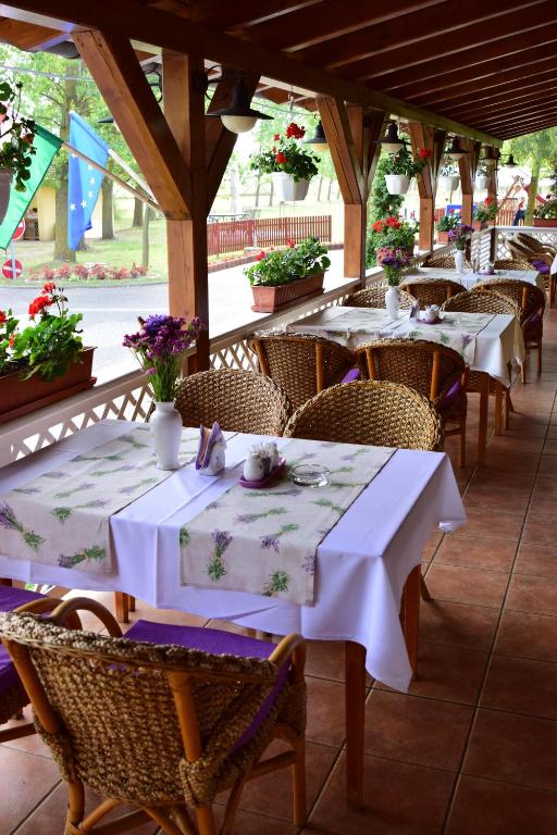 A restaurant or other place to eat at Hotel Bíbic és Tüskevár Étterem és Horgásztó