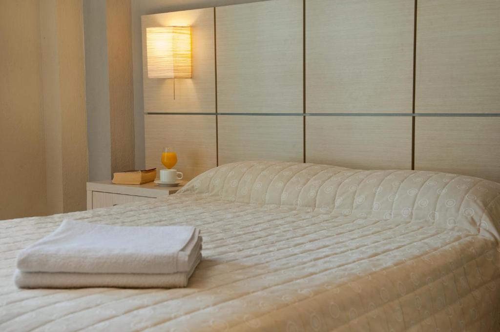 Postel nebo postele na pokoji v ubytování Aristotelis Hotel