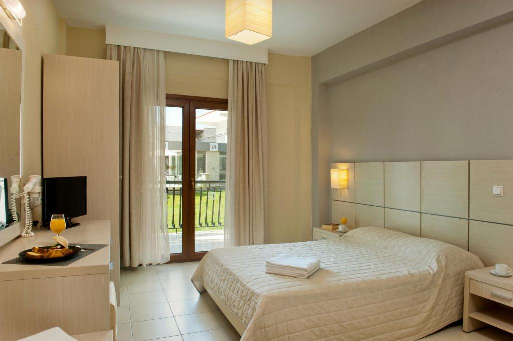 Postel nebo postele na pokoji v ubytování Aristotelis Hotel