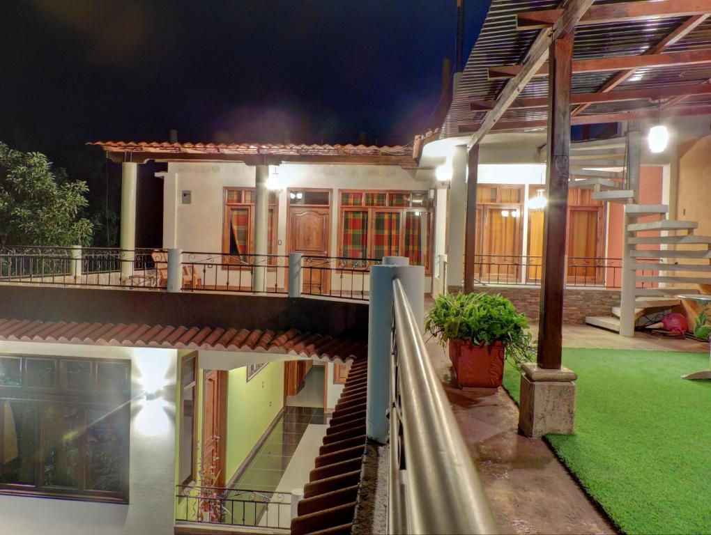 Blick auf ein Haus mit Balkon in der Nacht in der Unterkunft SHANTI SHANTI Hotel & Restaurante in San Pedro La Laguna