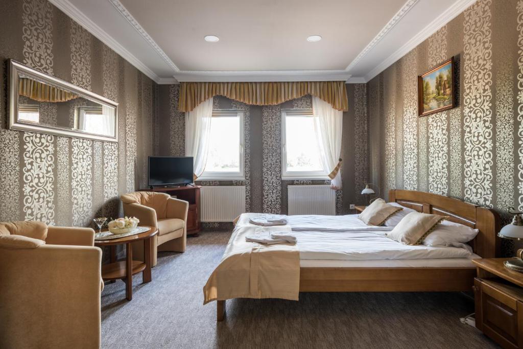 A television and/or entertainment centre at Hotel Bíbic és Tüskevár Étterem és Horgásztó