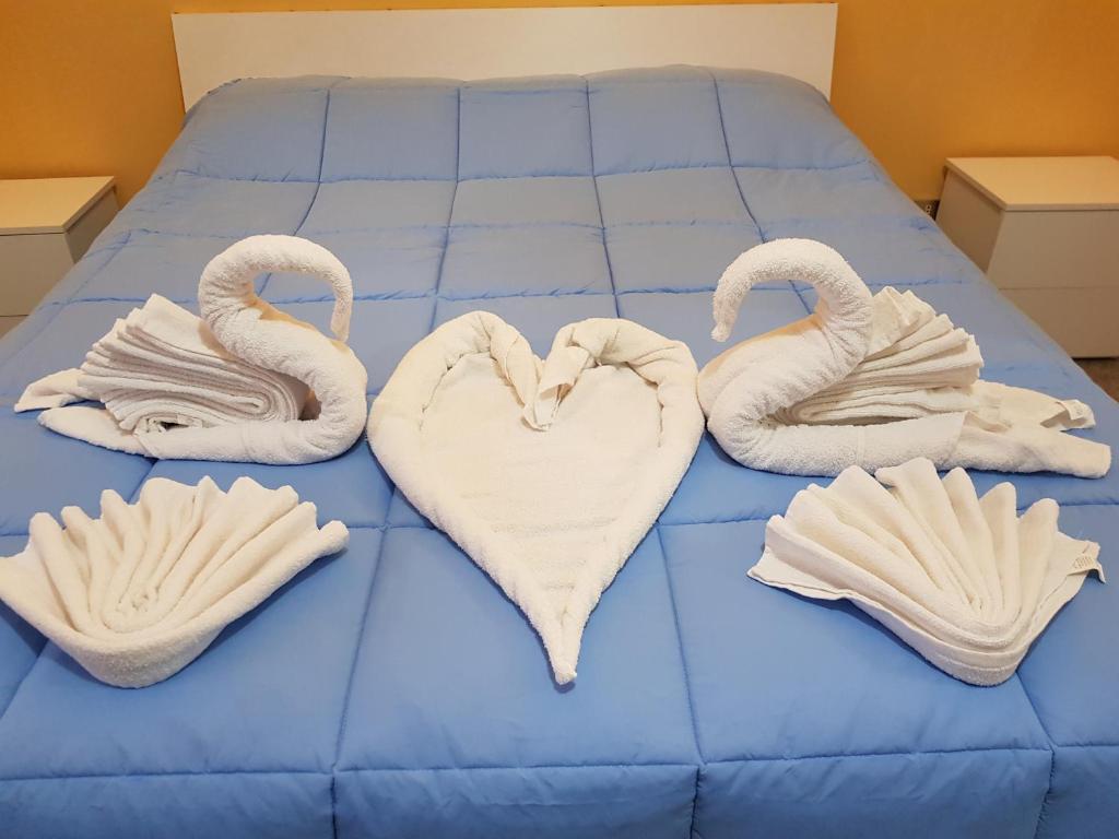 ein Bett mit Handtüchern und ein Herz darauf in der Unterkunft Casa Paradiso in Palmi