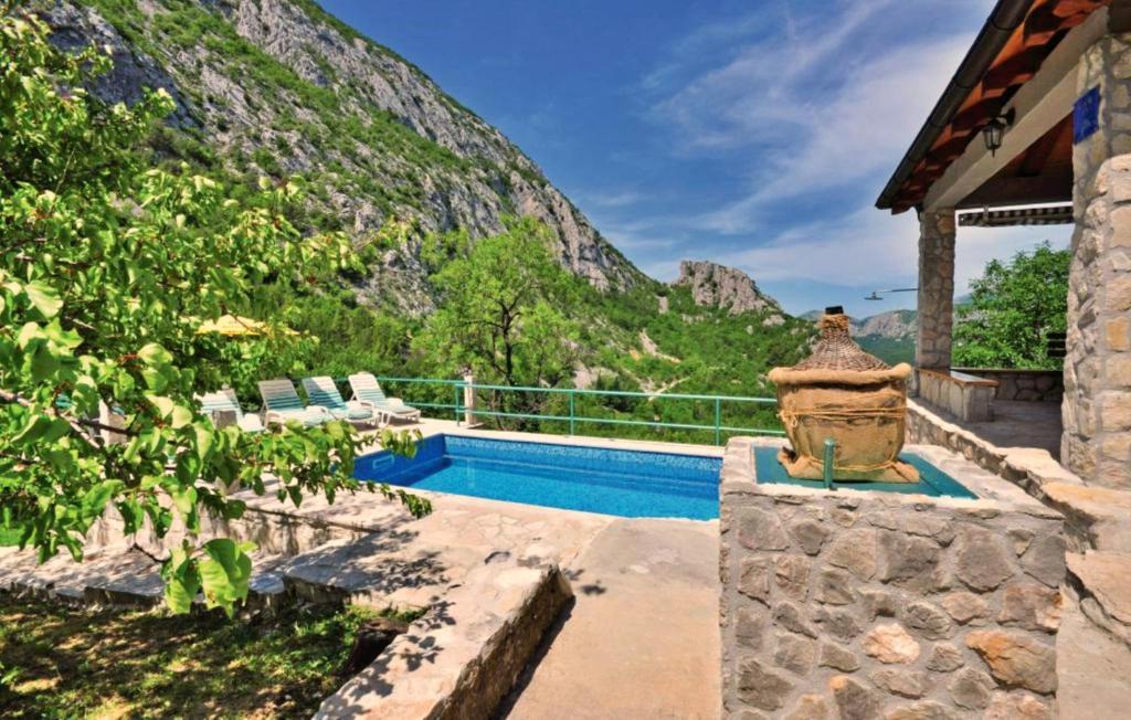 Casa con piscina y montaña en Holiday Home with a Private Pool en Podšpilje