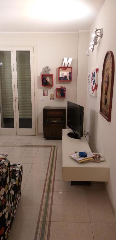 Televízia a/alebo spoločenská miestnosť v ubytovaní PIANO TERRA CON GIARDINO VICINO AL MARE