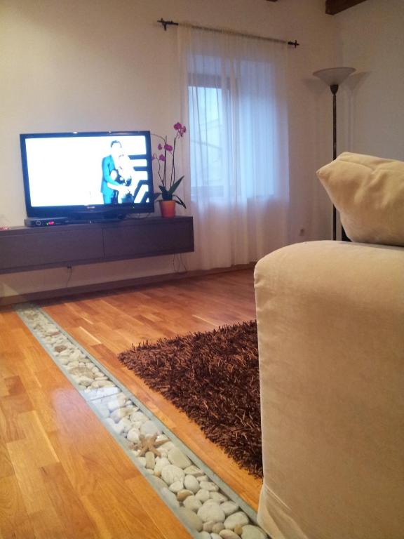 Televízia a/alebo spoločenská miestnosť v ubytovaní Apartment Diocletians Split Center