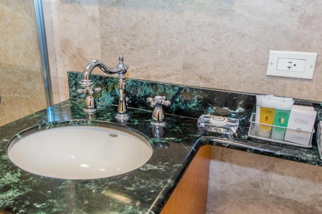 Lombardy Hotel photo