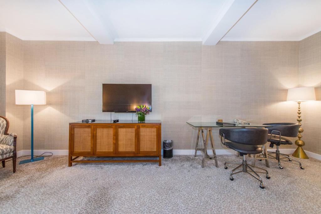 Posezení v ubytování Lombardy Hotel