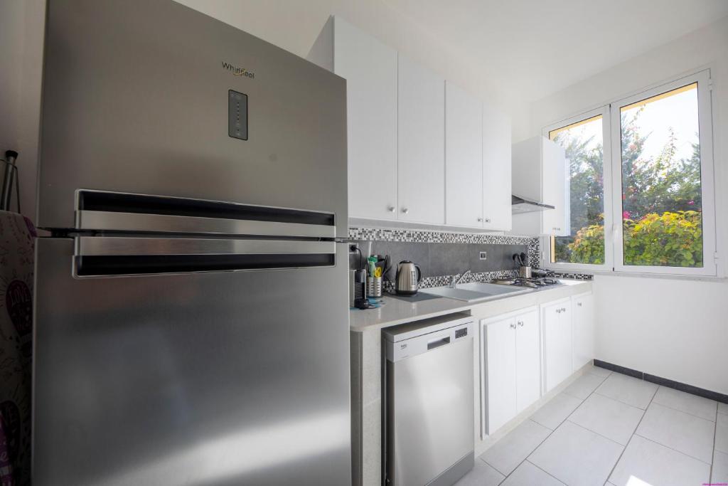 A kitchen or kitchenette at Villa Francesca 30 Pax Sicily sul mare