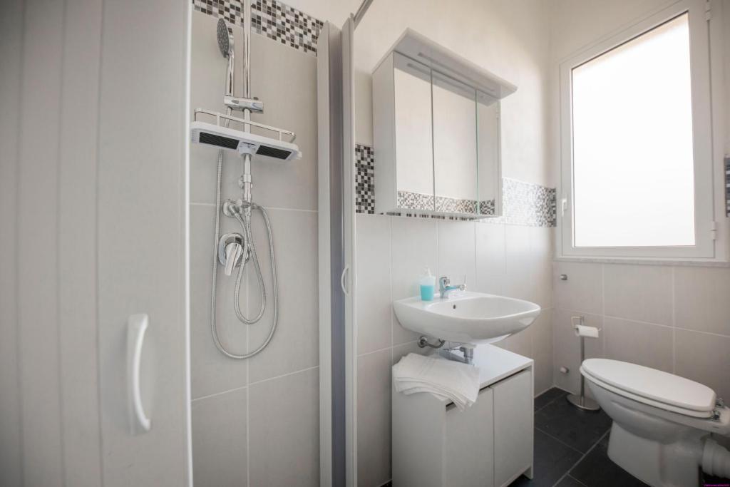 A bathroom at Villa Francesca 30 Pax Sicily sul mare