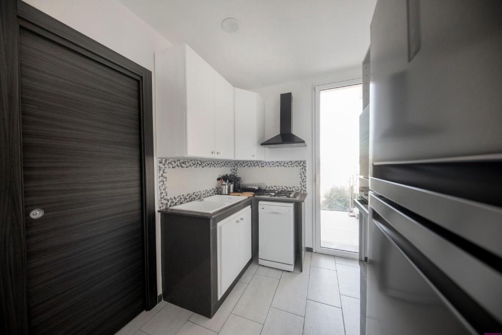 A kitchen or kitchenette at Villa Francesca 30 Pax Sicily sul mare