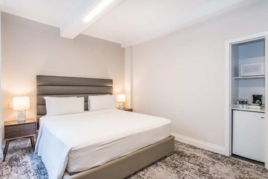 Postel nebo postele na pokoji v ubytování Lombardy Hotel