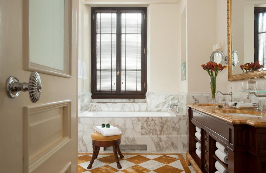 Four Seasons Hotel Firenze - Resim 6